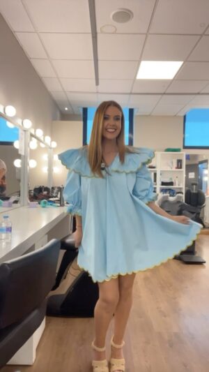 Cristina Plaza Instagram - Arriba el #domingo en @larocalasexta 🥳👑💄 con la súper mano magistral de @jose.merina 

#tv #work #estilismo #oufitoftheday #sunday #dress #bluedress #smile #sntesydespues