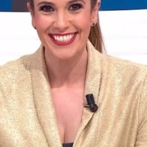 Cristina Plaza Instagram - Aquí los últimos #favoritos de @larocalasexta en su #100cumpleaños ✨👏🏻❤️

👚 @mollybracken_official 
💍 @aldajoyeros.es 

#tv #work #laroca100 #viral #videoviral #makeup #tendencias #goldblazer #spanishcoffee #risas #smile #goodvibesonly