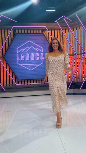 Cristina Plaza Instagram - Los #antesydespues de los #domingos en @larocalasexta 👑🫶🏻

👚 @kotidiano.es 
👡 @popa_es 

#tv #work #laroca #popa #estilismo #outfitinspiration #outfitoftheday #smile #goodvibesonly