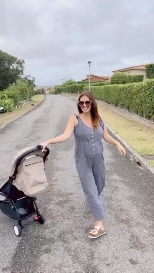 Cristina Plaza Instagram - Así estoy todo el día, abriendo y cerrando la #babyzenyoyo de @alibebeferrol @babyzenstrollers y sí, incluso con esta barriga sigue siendo facilísimo 🌟💓🐣

@idolyagency_official #embarazada #bebeencamino #asturias #verano #vacacionesdeverano #lifesaysgo #carritodebebe #yoyo #alibebeferrol #alilovers #alibebe #bebe #summertime #summerpregnancy