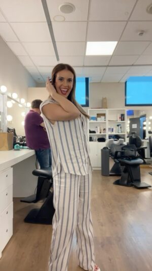 Cristina Plaza Instagram - Y un #domingo más en @larocalasexta en @lasexta la #magia existe tras pasar por las manos de @pincel22 🩷✨👑

👚 @andam_oficial 

#tv #work #lasexta #laroca #antesydespues #makeup #oufitideas #outfitoftheday #smile #goodvibesonly
