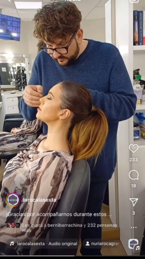 Cristina Plaza Instagram - Así ha sido hoy el #cumpleaños de @larocalasexta 👏🏻🥳 Por estos #100programas y por muchos más 🩷✨ @lasexta @cuarzotv 

💄 @jose.merina 
💇🏼‍♀️ @pincel22 
👚 @mollybracken_official 
💍 @aldajoyeros.es 

#tv #work #outfitoftjeday #behindthescenes #lasexta #laroca #makeup #redlips #ponytail #antesydespues #aldajoyeros #mollybracken #smile #goodvibesonly