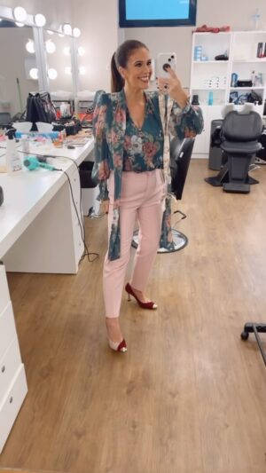 Cristina Plaza Instagram - El ponerse a punto antes de @larocalasexta #ready #set #go ⭐️👑📺

👚 @bgoandme 
👠 @martinellishoes 

Y sí, me encanta mi strap del móvil de @bluelow_com 🩷

#tv #lasexta #laroca #work #makeup #antesydespues #outfitoftheday #bgoandme #martinelli #pink