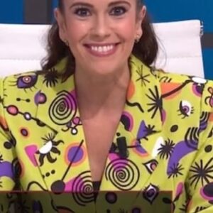 Cristina Plaza Instagram - Hoy he vuelto a este lugar maravilloso cargada de #videos #noticias y #tendencias de mi lista de #fav ⭐️👏🏻💜

👗 @lolinabycarolinaorts 

#tv #work #viral #kimkardashian #lasexta #laroca #risas #smile #domingo #goodvibesonly