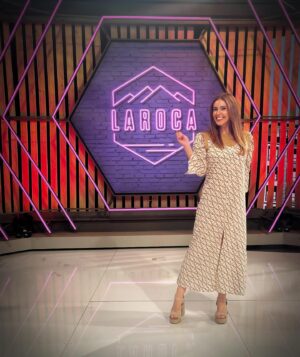 Cristina Plaza Instagram - El #111 de @larocalasexta @lasexta @cuarzotv 🩷👑✨

👚 @kotidiano.es 
👡 @popa_es 

#tv #work #lasexta #laroca #domingo #sunday #junio #outfitinspiration #outfitoftheday #dress #popa #kotidiano #sandals #smile #goodvives