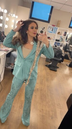 Cristina Plaza Instagram - Lo del #cambioradical de los #domingos en @larocalasexta ✨🩷👑

👚 @miphaicollection 
💍 @letouquet__ 

#tv #work #outfitoftheday #primavera #spring #letouquet #flor #chocker #flowerlover #blue #smile #goodvibesonly