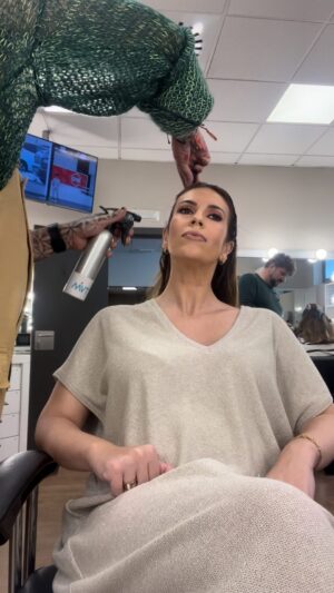 Cristina Plaza Instagram - Y así ha sido mi #domingo en @larocalasexta @larocalasexta 👏🏻🕺🏼 ¿y el vuestro?

👗 El #traje #premama precioso es de @bombu_spain 
💄 Y el que me pone así de guapita es súper @pincel22 

#tv #work #embarazada #lookpremama #outfitpregnant #smile #goodvibesonly #makeup #hairtransformation