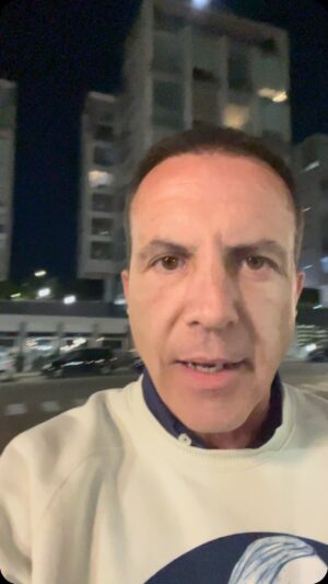 Cristóbal Soria Instagram - Noches como las de hoy son de las que más orgulloso estoy de mi padre por no haberme hecho del real de madrid y haberme enseñado que hay cosas más importantes que los títulos…poder ir por la vida con la cabeza alta…!!!