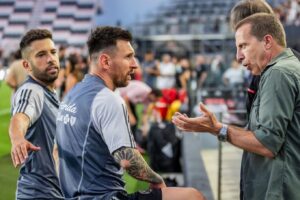 Cristóbal Soria Instagram - Mis sobrinos…♥️♥️♥️♥️
@leomessi @jordialbaoficial @luissuarez9 @5sergiob 

Agradecido siempre @intermiamicf @wecaptureit.agency #pepecosta