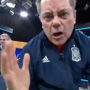 Cristóbal Soria Instagram - Hace justo un año en @elchiringuitotv los gurús del real de madrid con su Madre Superiora a la cabeza @as_tomasgroncero se encomendaban a Mbappe que meses antes les había traicionado para que Su Santidad Leo Messi no ganara el Mundial…aún la tienen clavada…y bien clavada…!!!
