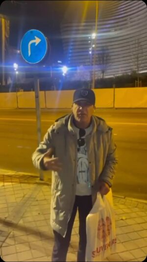 Cristóbal Soria Instagram - Paseando por Madrid…y llega un momento que me quitan absolutamente todo…!!! 🤔😜