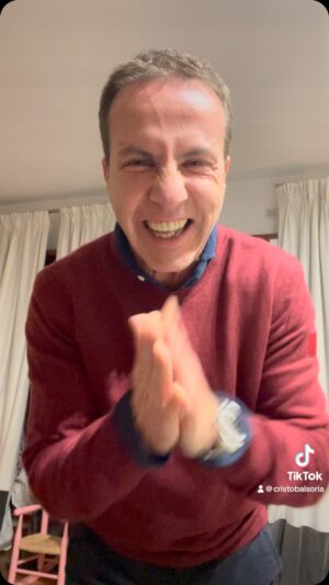 Cristóbal Soria Instagram - Y fuera de la Copa y fuera de la Copa…!!!
Y fuera de la Copa y fuera de la Copa…!!!
Jajajaja alguien me puede xfa decir si Vinicius se ha vuelto a la grada para provocar también en el gol de Griezmann o ha sido la única vez que no lo ha hecho y xq…??? 😜