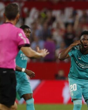 Cristóbal Soria Instagram - Uno se llama Jesús Navas y juega en el Sevilla Fútbol Club y el otro es Vinicius y juega en el real de madrid…
Como saben Jesús Navas ha sido expulsado y Vinicius no fue ni amonestado…
Es evidente que hay 2 reglamentos…uno para el real de madrid y otro para el resto de equipos…
