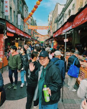 Crowd Lu Instagram - 跟阿雞去逛迪化街，買了兩包芭樂乾。
讚