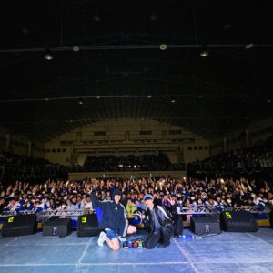 Crowd Lu Instagram - 頂著寒流今天穿著短褲去中大壢中校唱三首歌，
其實我是想要透過冷氣團跟莘莘學子們傳遞個訊息。

在人生的高低路上，你會陸續收到很多不同的建議，
甚至被唱衰，說那樣不行這樣不會成功，
比如寒流短褲這個搭配，肯定有人會駁回你的想法。
但是我們都知道，不要從別人口中去認識這個世界。所有他人的言語都只是參考，到底行不行，是你來決定。感覺o不ok，唯有透過自己親身去知道，世上沒有任何一個人擁有你的生命路徑，你知道你是怎麼來的，你也將會知道你該如何去。

因此憑藉著我自己的雙腿和感知，
於今日我獲得了寶貴的生命經驗，
那就是儘量不要在這種天氣穿短褲，
因為X冷到沒法唱歌呀！

冬至快樂唷🫱🏿‍🫲🏻

#但其實寒流穿短褲是蠻rock的