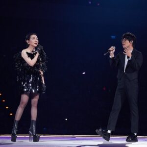 Crowd Lu Instagram - 上台前聽見芳姐說，她唱了快四十年了。 所以今晚可說是穿越輪迴的合唱。因為我可能在前世就聽過她唱歌了😇

謝謝芳姐的好歌聲，
轉世後還想再聽👦🏽

#張清芳