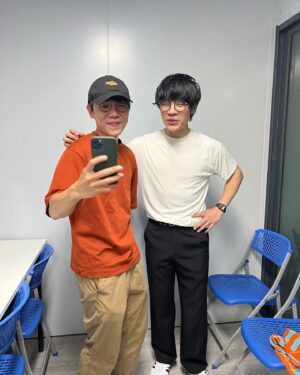 Crowd Lu Instagram - 你覺得誰的頭更大一點？ 

@terencelam0903 

#網友初次見面
#下回一起飲茶唱歌