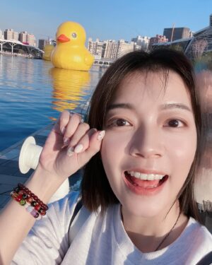 Crystal Lin Instagram - 情人節這天為大家點播一首
一想到你鴨🦆
本來要看小鴨親親的
結果時間沒抓好就錯過了
不過還是有穿越人群遇見鴨
一睹廬鴨真面目

美甲： @pumi27 
這次做個鑲金的情人節款 整個氣質up💛