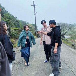 Crystal Lin Instagram - 一些送葬花絮（？
每個人出現的篇幅都很平均，但導演可是幫每個角色都想了職業個性背景以及和死者添財的關係，像我就是添財的沈家宜，他永遠追不到的女孩，最後嫁進了都市裡的好人家，和其他同學們的生活明顯不一樣。

當然也有很多是我們開會討論時亂腦補的，但都替畫面增添了許多豐富的情感，有些點子一想到的瞬間，大家都在起雞皮疙瘩。

我們都各自把心中對於離去的人的想念，投射在添財身上，配上老滅這首歌情感實在太濃郁，拍攝當天真的沒有什麼哭不出來的情形😂

謝謝老楊寫出這麼棒的歌，還找我們一起實現畫面的部分，也謝謝小鄔導演這麼動人的腳本，這大概會是我近幾年最愛的MV，而我很榮幸可以參與其中！

@fireex_official 
@fireexsam 
@wuhe.r