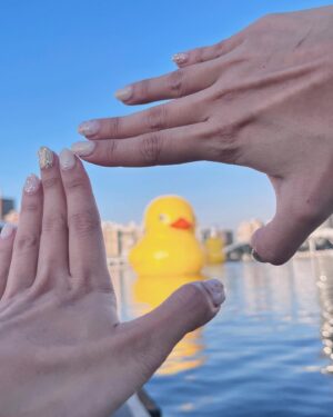 Crystal Lin Instagram - 情人節這天為大家點播一首
一想到你鴨🦆
本來要看小鴨親親的
結果時間沒抓好就錯過了
不過還是有穿越人群遇見鴨
一睹廬鴨真面目

美甲： @pumi27 
這次做個鑲金的情人節款 整個氣質up💛