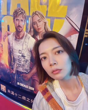 Crystal Lin Instagram - 想要把歌仔戲國際化的映君
不小心把媽媽送去好萊塢了

#特技玩家 
#英國亞蘭
#勇氣家族
