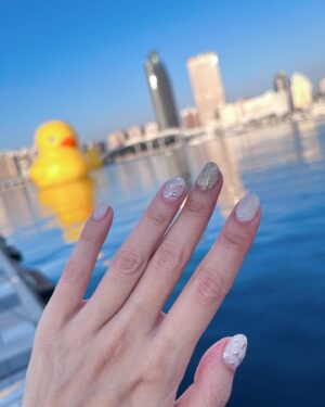Crystal Lin Instagram - 情人節這天為大家點播一首
一想到你鴨🦆
本來要看小鴨親親的
結果時間沒抓好就錯過了
不過還是有穿越人群遇見鴨
一睹廬鴨真面目

美甲： @pumi27 
這次做個鑲金的情人節款 整個氣質up💛