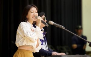 Crystal Lin Instagram - 大會報告 過年期間
該飽呆的飽呆 該躺平的躺平
難得團聚時光 宜時時保持微笑 忌過於激烈對話
聞到煙硝味時記得優雅退出戰場
沒有什麼是一份零食解決不了的
如果有 那就再吃一份
小賭怡情 大堵留在走春塞車
祝各位新的一年
壞運龍總去 好運龍總來

上衣 @nizse.brand