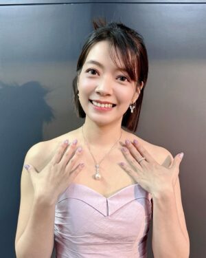 Crystal Lin Instagram - 感謝讓我今天很漂亮的仙女們

妝髮造型 @letccdoyourmakeup 
天然鑽石珍珠項鍊 @_quantumdot_ 
美甲 @pumi27 
洋裝 @sugar_lily_official 
個人色彩檢測 @april.make.up.love 

集所有美好於全身的感覺
讓我獲得許多自信和勇氣
讓我們繼續漂亮吧💜