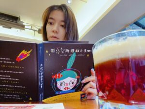 Crystal Lin Instagram - 對我來說翻開這本書是需要一點儀式感的
畢竟是我好朋友方宥心擠出一生精華寫的書
一開始聽宥心說著堅持要用高成本的紙張
和團隊來來回回各種討論細節
不禁會想 在這個數位時代 要做精裝紙本書
真的值得嗎？
直到拿到這本厚厚的書 
好像還能感受剛印好的溫度
我放在包包裡背了好幾天感受它的重量
遇到一個空閒的下午 
走進喜歡但很久沒去的咖啡廳
坐下來很隆重的翻開它
就像小時候打開一本新的故事書一樣
香香的油墨味 她堅持的紙張摸起來厚厚的手感
0～9歲的婉真一個一個從宥心的文字裡跳出來
再被Baw的各種恐龍怪獸追著跑
原來這本書的重量不只來自於紙張
還承載著當年小小的婉真肩膀上扛著的一切
婉真的繁華旅程造就宥心如今擁有豐富內涵的心靈
心疼卻也感謝
#回尋腦海裡的小丑魚 是一本大人看的童書
不管你認不認識當年的婉真或現在的宥心
我都覺得這是值得所有大人都收藏一本的書