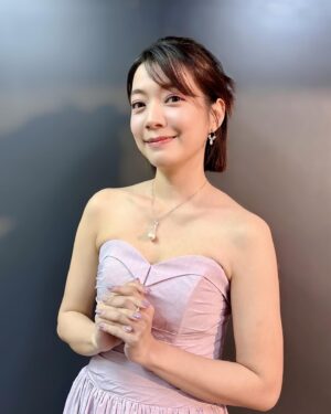 Crystal Lin Instagram - 感謝讓我今天很漂亮的仙女們

妝髮造型 @letccdoyourmakeup 
天然鑽石珍珠項鍊 @_quantumdot_ 
美甲 @pumi27 
洋裝 @sugar_lily_official 
個人色彩檢測 @april.make.up.love 

集所有美好於全身的感覺
讓我獲得許多自信和勇氣
讓我們繼續漂亮吧💜