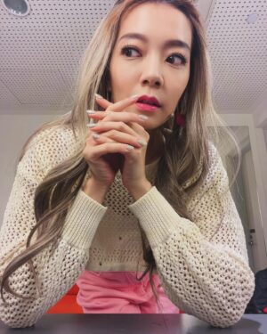 Crystal Lin Instagram - 兩個月沒見 怕你們忘記 來提醒一下
人間條件八的我長這樣喔🤣

這次請美甲師幫我做個爆閃款指甲
絕對是要閃到最後一排都看得見😎

高雄的朋友晚上見囉！！

💅： @pumi27 

#人間條件八凡人歌 
#綠光劇團
