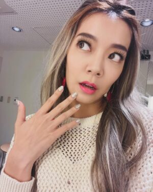 Crystal Lin Instagram - 兩個月沒見 怕你們忘記 來提醒一下
人間條件八的我長這樣喔🤣

這次請美甲師幫我做個爆閃款指甲
絕對是要閃到最後一排都看得見😎

高雄的朋友晚上見囉！！

💅： @pumi27 

#人間條件八凡人歌 
#綠光劇團
