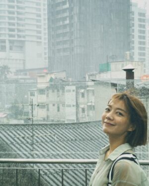 Crystal Lin Instagram - 很久以前聽過一句話
「政治就是生活」
當時的我不以為然，覺得自己正在做的事跟政治毫無關聯，敏感議題不要去碰，就不會惹禍上身。

但我沒意識到的是，原來我出生以來便享有的自由、我漸漸感到驕傲的母語文化、我身邊的朋友無論性別性向都有獲得幸福的權利，我所生活的世界一切的一切都跟政治息息相關，而最值得驕傲的是，我們一直都有選擇的權利。

明天就是台灣四年一次的大日子，也許你覺得這幾個月混亂的社會氣氛令人很煩躁，也許三位候選人都不是你的選項，但還是請你花點時間看看他們的政見，誰提出的和你的生活最接近、最有機會變得更好，然後投出你手上關鍵的、被需要的那一票。

你的一票，至關重要；
你有選擇，值得驕傲。