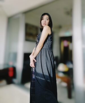 Crystal Lin Instagram - 未食五日節粽，破裘毋甘放。
Buē tsia̍h Gōo-ji̍t-tseh tsàng, phuà hiû m̄ kam pàng.

聽過這句俗諺嗎？
今天就是那一天！！
外套被被收起來！背心短褲穿出來！
我愛的夏天來囉～～～
端午節快樂～～～💚

罩衫： @eesa.com.tw
