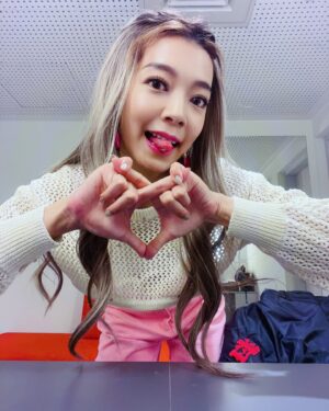 Crystal Lin Instagram - 嗨2024！！新年快樂～
謝謝各位在2023年的陪伴
煞氣a雨靜接下來即將在台北城市舞台和大家見面囉！