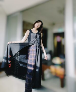 Crystal Lin Instagram - 未食五日節粽，破裘毋甘放。
Buē tsia̍h Gōo-ji̍t-tseh tsàng, phuà hiû m̄ kam pàng.

聽過這句俗諺嗎？
今天就是那一天！！
外套被被收起來！背心短褲穿出來！
我愛的夏天來囉～～～
端午節快樂～～～💚

罩衫： @eesa.com.tw