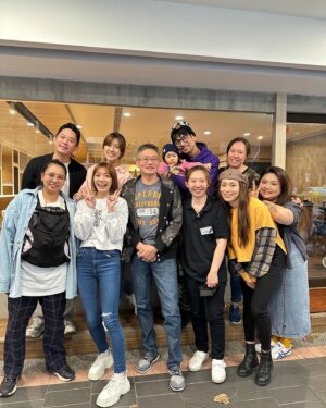 Crystal Lin Instagram - 雨後驕陽十年了
導演爸爸升級導演阿公
周家班也變成周家托嬰中心
以後約吃飯應該要到親子餐廳了🤣

#周曉鵬導演 #閃亮的日子 #雨後驕陽 #谷風少年