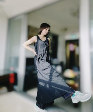 Crystal Lin Instagram - 未食五日節粽，破裘毋甘放。
Buē tsia̍h Gōo-ji̍t-tseh tsàng, phuà hiû m̄ kam pàng.

聽過這句俗諺嗎？
今天就是那一天！！
外套被被收起來！背心短褲穿出來！
我愛的夏天來囉～～～
端午節快樂～～～💚

罩衫： @eesa.com.tw