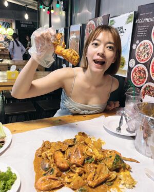 Crystal Lin Instagram - 泰國夜市其實吃的東西大同小異，如果覺得選擇困難，挑一間看起來乾淨順眼的走進去就對了～

辣度的話，在台灣能吃小辣的基本上都扛得住，大概只有涼拌菜會覺得特別辣，可以提醒他們做小辣（店家都會主動問）。

如果點炒飯，旁邊附的魚露辣椒請斟酌加，不然會整盤變超鹹🤣

手抓海鮮我蠻推的，重奶油紅醬裹著大河蝦、螃蟹、花枝、蛤蜊、淡菜、馬鈴薯等食材，一整盆直接倒在桌上，手套戴起來抓著吃就對了，爽快度很高！

#bangkok #joddfairs 
#太熱了衣服穿不住啊
