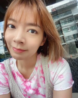 Crystal Lin Instagram - 一年一度維持美貌的時刻又來了～
去年打了電音雙波之後，真的是覺得有打沒打差超多，臉型輪廓和皮膚的緊緻度立見高下，我也和身邊朋友大推，在選擇高價的鳳凰電波前，一定要試試入門的QG電音雙波！

這次來到聖宜診所的站前店，讓人氣超高的曹智昇醫師幫我施作療程，曹醫師細心又不手軟，我也蠻能忍耐的，整個打好打滿，就是為了讓效果更好更持久😎

打完到現在剛好一個月，最近見面的朋友第一句都是問：「你是不是又瘦了？」可見我之前的圓臉真的讓很多人誤判我的體重🤣但是打完三個月才是效果最好的時候，請大家繼續期待吧！

#聖宜診所 #聖宜站前 #曹智昇醫師 #音波拉提 #Q十音波 #立線音波 #IG電波 #電波入門款 #韓國小鳳凰 #QG電音雙波 #精雕細琢完美妳型