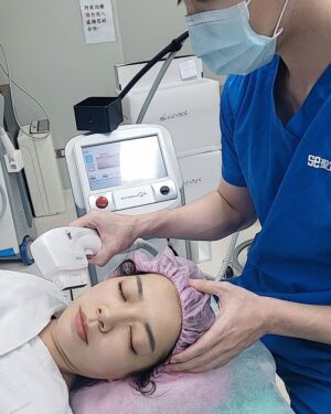 Crystal Lin Instagram - 一年一度維持美貌的時刻又來了～
去年打了電音雙波之後，真的是覺得有打沒打差超多，臉型輪廓和皮膚的緊緻度立見高下，我也和身邊朋友大推，在選擇高價的鳳凰電波前，一定要試試入門的QG電音雙波！

這次來到聖宜診所的站前店，讓人氣超高的曹智昇醫師幫我施作療程，曹醫師細心又不手軟，我也蠻能忍耐的，整個打好打滿，就是為了讓效果更好更持久😎

打完到現在剛好一個月，最近見面的朋友第一句都是問：「你是不是又瘦了？」可見我之前的圓臉真的讓很多人誤判我的體重🤣但是打完三個月才是效果最好的時候，請大家繼續期待吧！

#聖宜診所 #聖宜站前 #曹智昇醫師 #音波拉提 #Q十音波 #立線音波 #IG電波 #電波入門款 #韓國小鳳凰 #QG電音雙波 #精雕細琢完美妳型