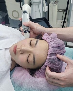 Crystal Lin Instagram - 一年一度維持美貌的時刻又來了～
去年打了電音雙波之後，真的是覺得有打沒打差超多，臉型輪廓和皮膚的緊緻度立見高下，我也和身邊朋友大推，在選擇高價的鳳凰電波前，一定要試試入門的QG電音雙波！

這次來到聖宜診所的站前店，讓人氣超高的曹智昇醫師幫我施作療程，曹醫師細心又不手軟，我也蠻能忍耐的，整個打好打滿，就是為了讓效果更好更持久😎

打完到現在剛好一個月，最近見面的朋友第一句都是問：「你是不是又瘦了？」可見我之前的圓臉真的讓很多人誤判我的體重🤣但是打完三個月才是效果最好的時候，請大家繼續期待吧！

#聖宜診所 #聖宜站前 #曹智昇醫師 #音波拉提 #Q十音波 #立線音波 #IG電波 #電波入門款 #韓國小鳳凰 #QG電音雙波 #精雕細琢完美妳型