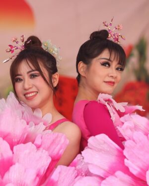 Crystal Lin Instagram - 第三集的扮相是山伯英台的花仙子🩷
雖然劇情關係剪到只剩後台出現一點點
但我們的每一齣戲中戲可都是有完整拍完的呢
不知道有沒有機會敲碗完整版😜

阮按呢有媠無？有漂亮請 1

劇照： @chicken_more 
@taiwanese_opera_family 
@kongsitaigitai 
@cts.show 
#勇氣家族