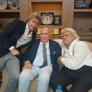 Cüneyt Arkın Instagram - 80'li yıllar, yedi sekiz yaşlarında 'Yeşilçam' aşığı bir çocuktum: çok değerli Türker ağbimizin çektiği Kara Murat filmlerini izlerdim. En çok da tarihi filmlerine düşkündüm. Güneşin doğduğu yerden gizemli bir kahraman bir atın üzerinde bana dogru gelir, beni en heyecanlı serüvenlere taşırdı. Kara Murat filmleri olmasaydı, 
İyiyi, doğruyu, güzeli düşleten serüvenlere çıkamaz, hayal dünyamı zenginleştiremezdim.
Bugün aynı heyecanla Kara Murat serisini izliyorum. Çocukluğum olanca, ' naifliği' ve ' güzelliği' gözlerimin önüne seriliyor. 

Bana ve aileme kattığı tüm güzellikler için ona sonsuz teşekkür ediyorum.

Başımız sağolsun.