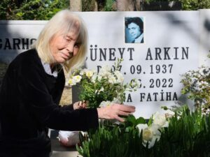 Cüneyt Arkın Instagram - 1 HAZİRAN 1968 56 yıl su gibi attı gitti seni ilk gördüğüm an dün gibi aklımda çilli kız neden bu kadar hüzünlüsün bu kalabalıkta neden bu kadar yalnız ve durgunsun diyerek bana yaklaştı ilk söylediği söz buydu ilk tanışmamız böyle oldu seni çok özlüyorum çok özlüyorum çok özlüyorum bir gün bir yerde buluşacağız zaten hoşçakal Malkoçoğlu ❤️

#cüneytarkın #betülarkın #haziran #özlem #sevgi #tb #tbt #i̇stanbul