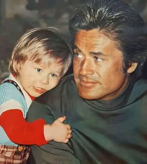 Cüneyt Arkın Instagram - Doğum Günün Kutlu Olsun Maviş ❤️🎂🎁

Maviş Oğlum Kaan

Bir insan nasıl bu kadar mavi olur
Baştan aşağı çocuk
Elleri bile gülümsüyor
Masallara doymamış
Bana bakıyor
Yüzünde güvercinler
Gökyüzü bulut bulut
Yağmur yağıyor
Bahar çiçekler meyve olacak
Bir insan nasıl bu kadar çocuk kalır
Uzansa yıldızları tutacak
Burnunda zerdali çilleri
Bal tadında güneşi yiyorBir serçe gözlerinde
Uçurtmalar uçuruyor
Bayram şekeri elleri
Anasını okşuyor
Süt kokuyor
Ekmek
Bebek
Ve çiçek
Bir insan nasıl bu kadar hülyalı olur. .

Şiir : Cüneyt Arkın ✍️

#cüneytarkın #kaanpolat #baba #evlat #şiir #doğumgününkutluolsun #doğumgünü @kaanpolatcureklibatir