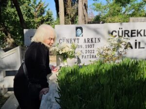 Cüneyt Arkın Instagram - 1 HAZİRAN 1968 56 yıl su gibi attı gitti seni ilk gördüğüm an dün gibi aklımda çilli kız neden bu kadar hüzünlüsün bu kalabalıkta neden bu kadar yalnız ve durgunsun diyerek bana yaklaştı ilk söylediği söz buydu ilk tanışmamız böyle oldu seni çok özlüyorum çok özlüyorum çok özlüyorum bir gün bir yerde buluşacağız zaten hoşçakal Malkoçoğlu ❤️

#cüneytarkın #betülarkın #haziran #özlem #sevgi #tb #tbt #i̇stanbul
