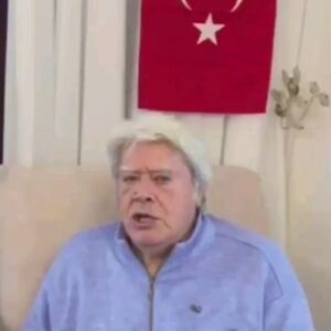 Cüneyt Arkın Instagram - Milletimizin başı sağ olsun 🇹🇷

2016 🎥

#cüneytarkın #türkiye #türk #millet #mehmetçik