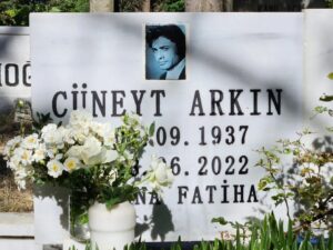 Cüneyt Arkın Instagram - 1 HAZİRAN 1968 56 yıl su gibi attı gitti seni ilk gördüğüm an dün gibi aklımda çilli kız neden bu kadar hüzünlüsün bu kalabalıkta neden bu kadar yalnız ve durgunsun diyerek bana yaklaştı ilk söylediği söz buydu ilk tanışmamız böyle oldu seni çok özlüyorum çok özlüyorum çok özlüyorum bir gün bir yerde buluşacağız zaten hoşçakal Malkoçoğlu ❤️

#cüneytarkın #betülarkın #haziran #özlem #sevgi #tb #tbt #i̇stanbul