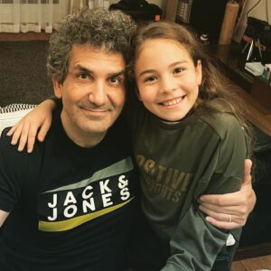 Cüneyt Mete Instagram - Bugün prensesimin doğum günü..iyiki doğmuş iyiki varmış..çok seviyorum seni güzellik @aylinakpinarofficial  @akpnrvlkn  @ozlmbjk